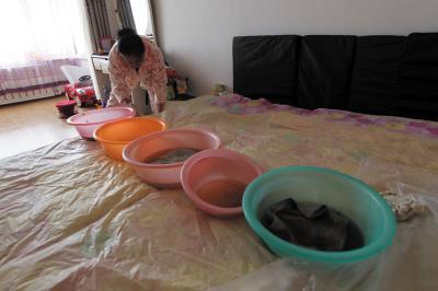 中方楼上漏水，住户失联，小区没物管，业主维权难！律师来支招……